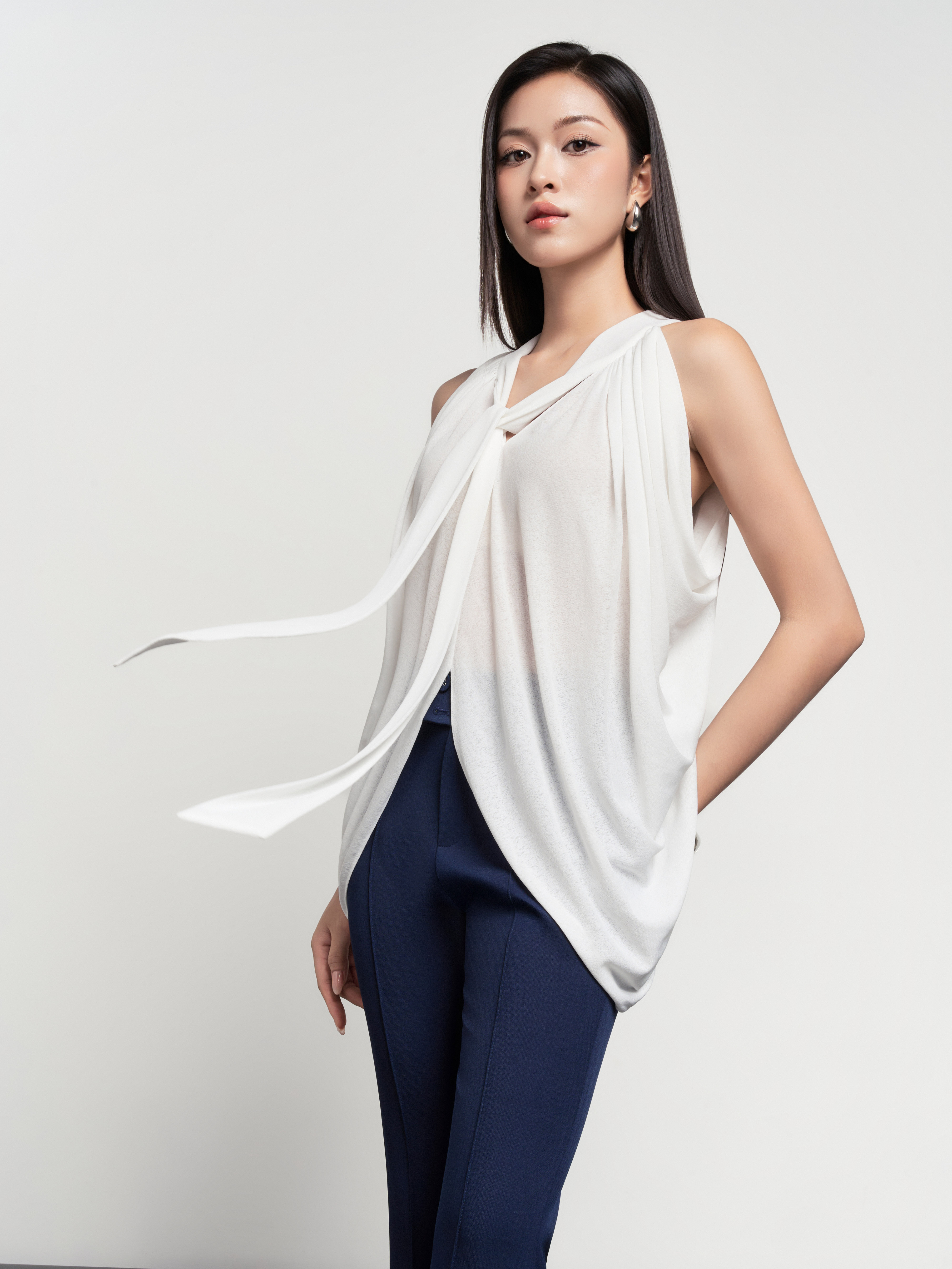 Quần ôm loe trần gân giữa